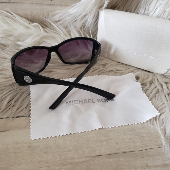 MICHAEL KORS - Sunglasses & case - Picture 1 of 11